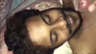 Sissy ke horny bj clip mein, ek slut bed mein chus rahi hai.