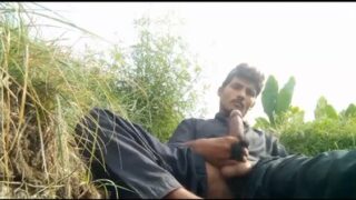 Thaka hua, horny kisan apne field mein ghaas mein hilata hai.