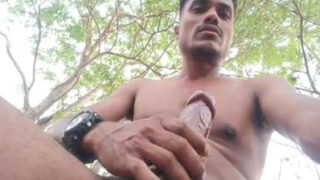 UP ka koi horny desi launda apne badey se cock ko milk kar raha hai