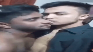 Valentine’s day pe hostel ke kamre mein, cute twink lovers kar rahe the make-out session.