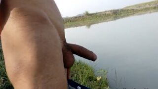 Village ke subah ke time lake side mein hilane wala clip