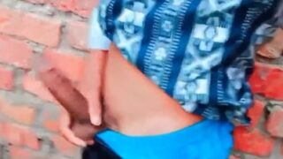 Woh kaamuk launda apna lund apni shorts mein nahi rakh paata.